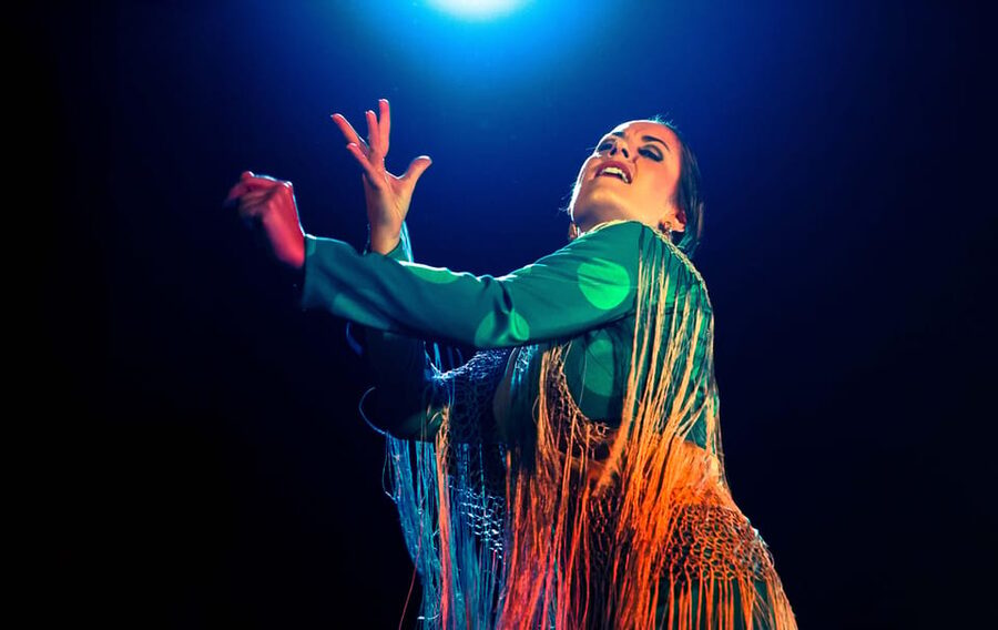 "Algarabía": Flamenco Show at Café Ziryab. Madrid - Café Ziryab’s tiny stage: what the room is like