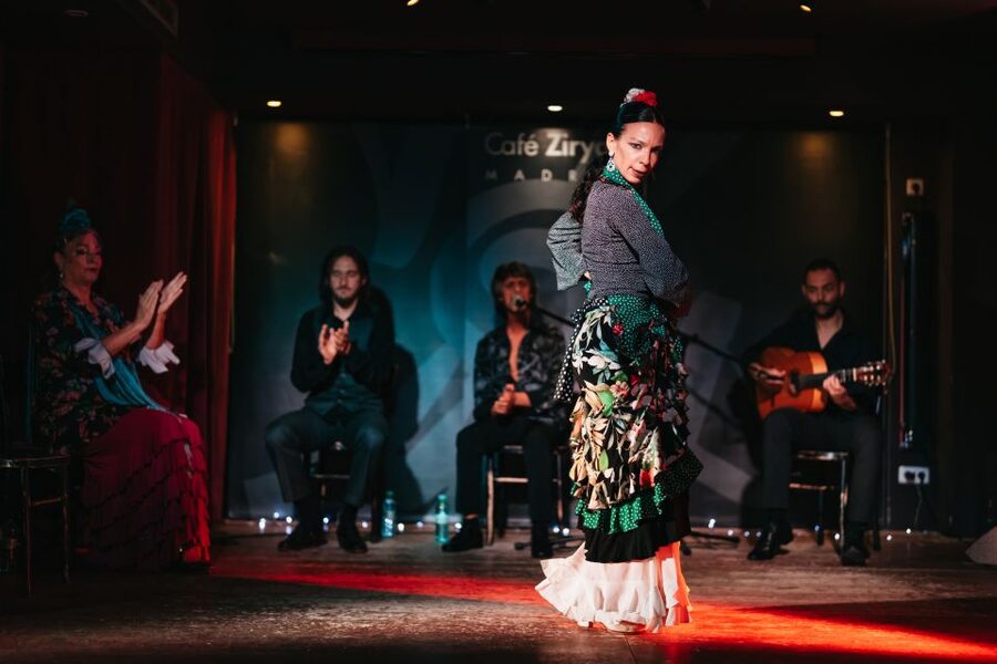 "Algarabía": Flamenco Show at Café Ziryab. Madrid - From your seat to your drink: how the evening starts