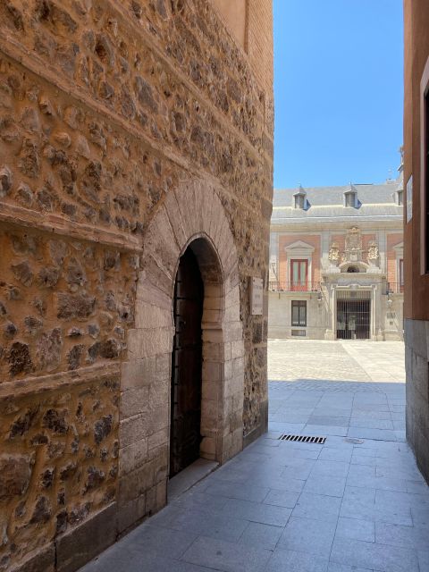 Architecture Tour: Old Historic Madrid with an architect - Almudena Cathedral and San Nicolás: sacred architecture with a city pulse