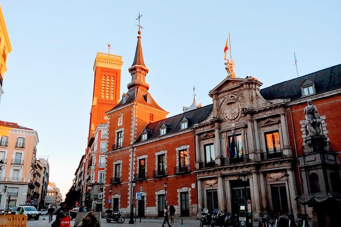 Architour through Lavapiés and Rastro with an architect - El Rastro market streets: how design shopping changes on Sundays