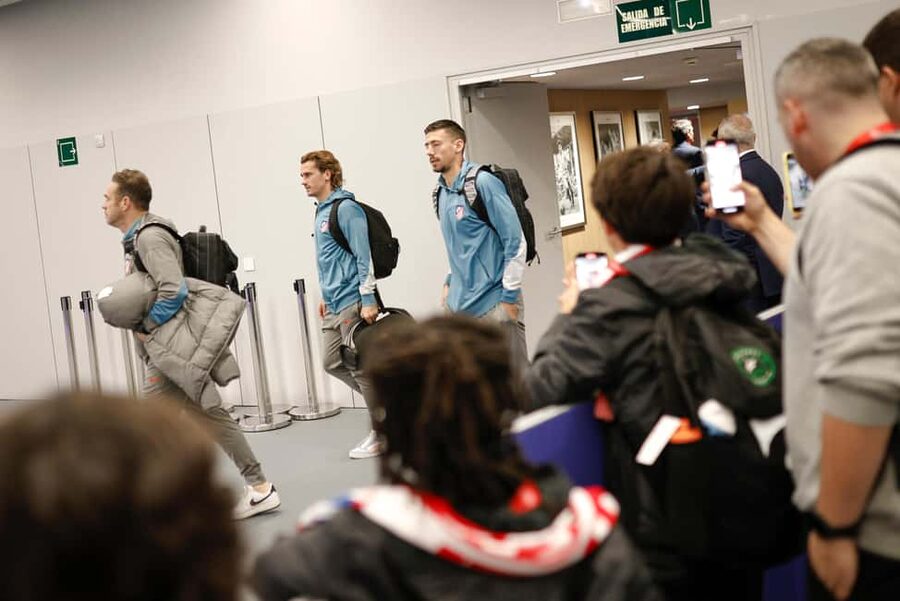 Atletico de Madrid: Team Arrival + Match Ticket - Players’ entrance: the photo spot that’s both fun and rule-driven