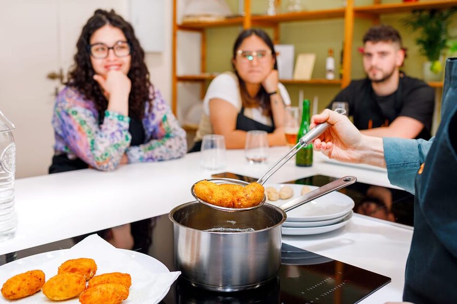 Authentic Tapas Cooking Class at a Private Eatery in Madrid - Finding the meeting point: Retiro, Valderribas 30, and the doorbell detail
