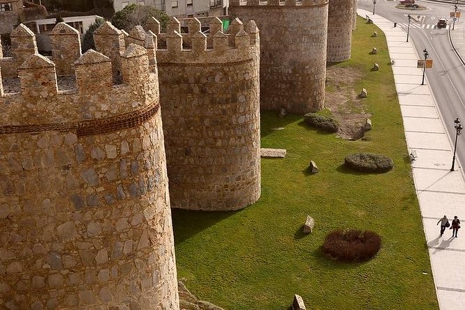 Avila Private tour from Madrid with hotel pick up and drop off - Muralla de Ávila: seeing the walls and the four-post detail