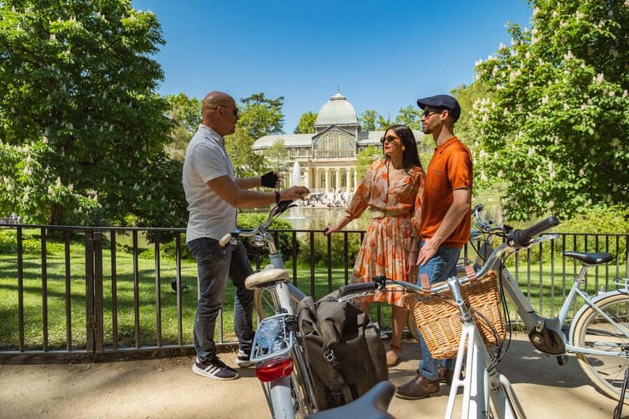 BiciTapeo : Tapas and Highlights Guided Vintage Bike Tour - Alcala Gate and Casa de Cervantes: finishing with classic Madrid edges