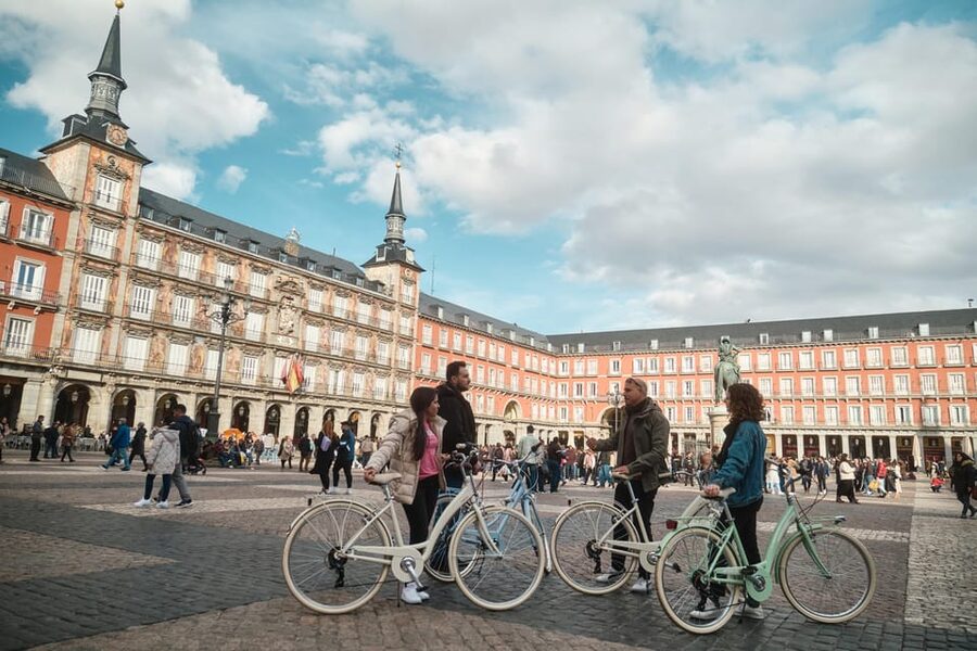 BiciTapeo : Tapas and Highlights Guided Vintage Bike Tour - Starting point at C. de Moratín, 29: your meetup and gear reality check