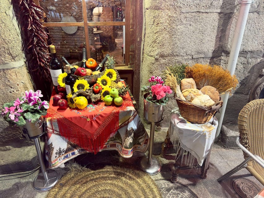 Discover the best "Wines and Tapas in Madrid". - Starting in La Austrias: your Madrid tapas map begins on Calle Mayor