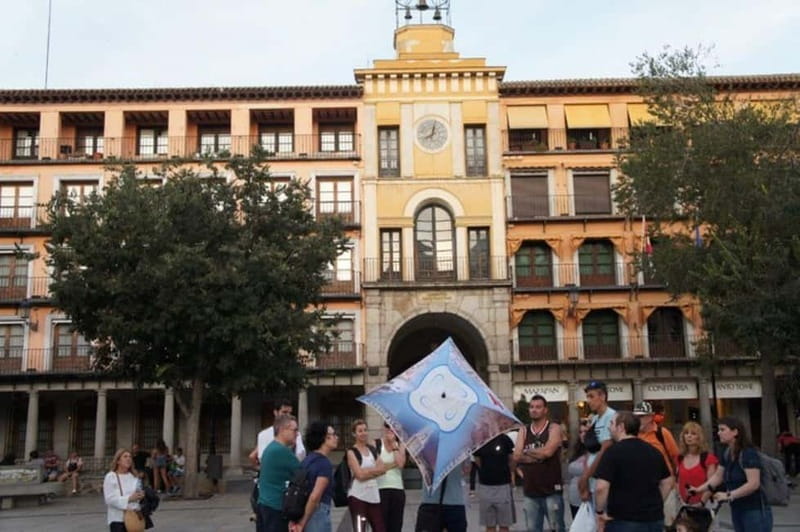 English Tour Toledo Complete with Patio-Palace House ⭐⭐⭐⭐⭐ - Finding the pink flag at Zocodover Square