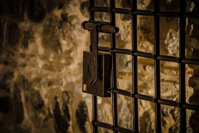 Explora los Misterios y Secretos de Toledo - The walk itself: dark streets, dungeons, and legend-heavy stops