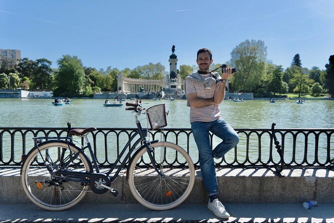 Explore Madrid by bike taking photos with Benja - Prado area and Museo del Prado: art street energy without getting bogged down