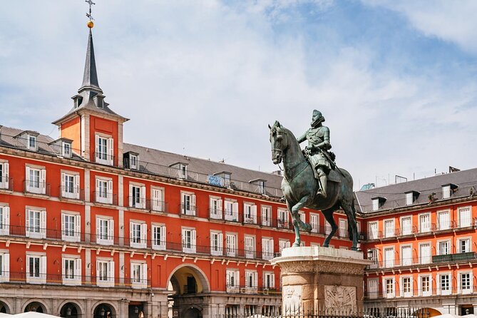 Explore Madrid by bike taking photos with Benja - Almudena Cathedral and the Royal Palace viewpoint: the finale that pays off