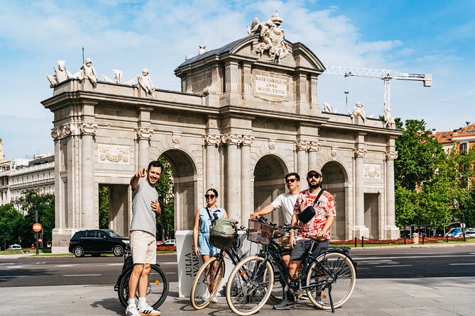 Explore Madrid by bike taking photos with Benja - Gran Vía + Alcala Gate: classic Madrid views with camera-ready pauses