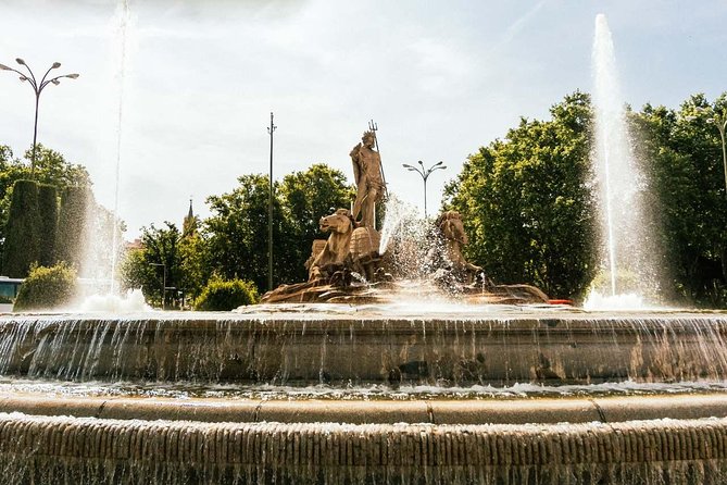 Family Friendly Madrid Private City Tour - Meeting at Plaza de Isabel II and getting oriented fast