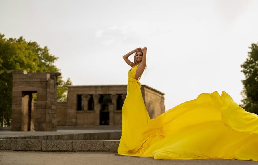 Flying Dress Photoshoot in Madrid - Plaza de España: the quick first photo stop (10 minutes)