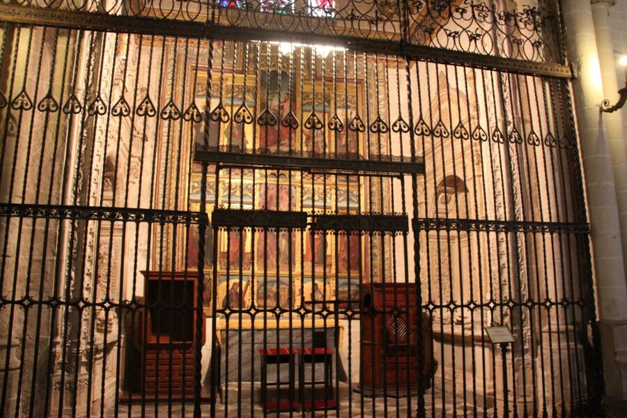 From Madrid: Toledo & Jewish Quarter Half-Day Tour - Walking into the Jewish Quarter: streets tied to Don Quixote