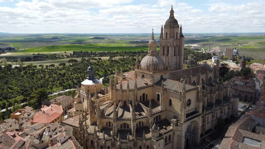 Guided tour of Segovia in Spanish: Cathedral and Alcázar - Alcázar First: Fortress-Palace Stories You Can See