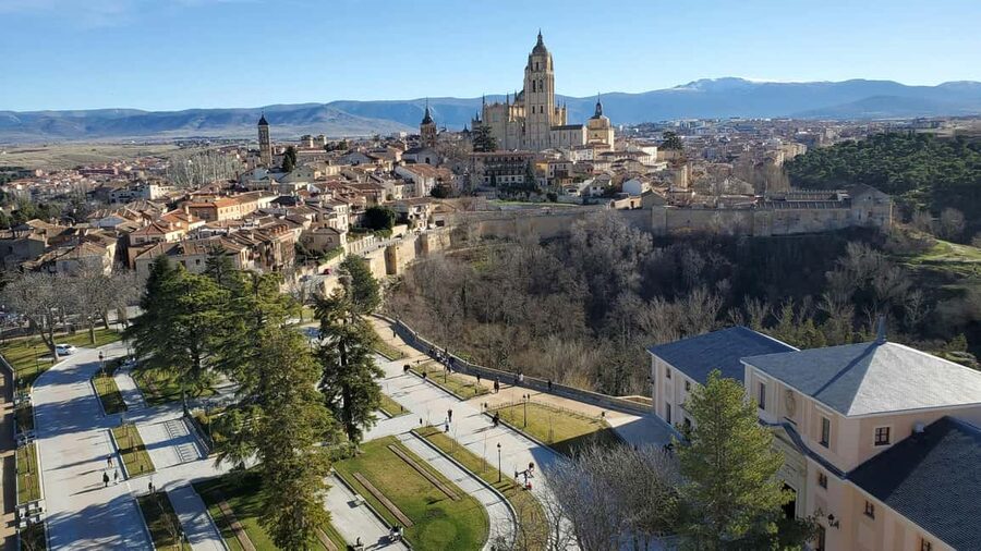 Guided tour of Segovia in Spanish: Cathedral and Alcázar - A Short Walk With Big Clues: Barrio de las Canonjías