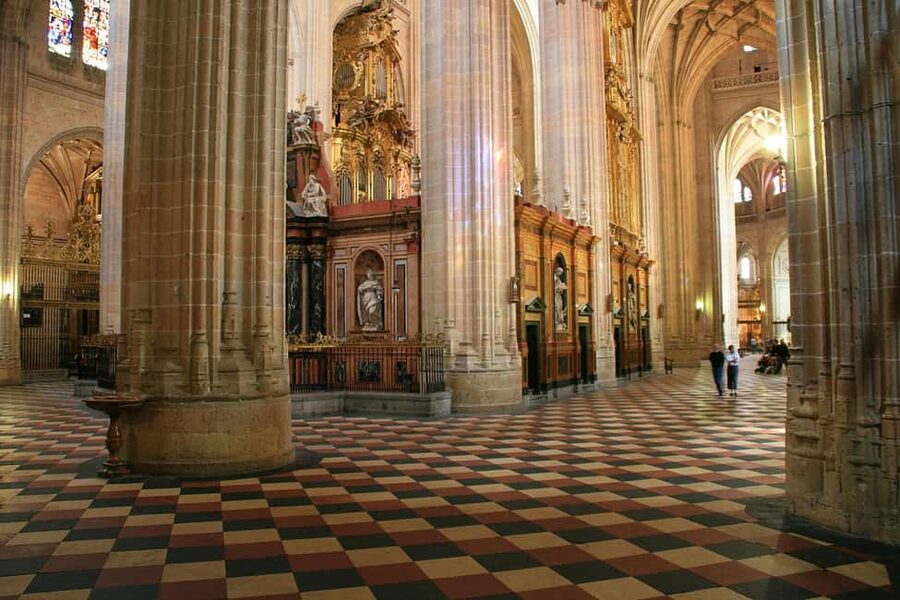 Guided tour of Segovia in Spanish: Cathedral and Alcázar - The Cloister: The Cathedral Detail Most People Skip