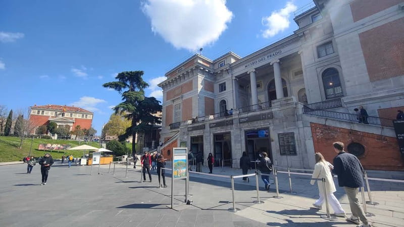 Guided tour of the Prado Museum in French - Meeting under the Goya monument and getting inside without stress