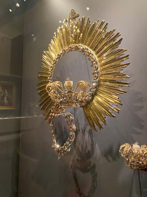 Guided Tour of The Royal Collections Gallery - Beyond paintings: tapestries, armory, instruments, and carriages
