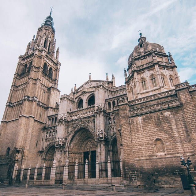 Guided tour of the Toledo Cathedral (Input no included) - Meeting point and the pink flag on Calle Armas