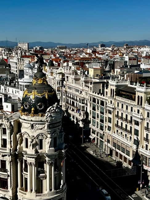Historic Madrid on foot: From the Palace to Sol - Starting at Plaza de Isabel II: the quick way to get your bearings