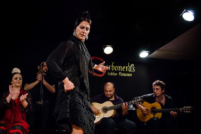 Las Carboneras Tablao Flamenco with Drink - The artists matter: why seven performers makes the performance feel alive