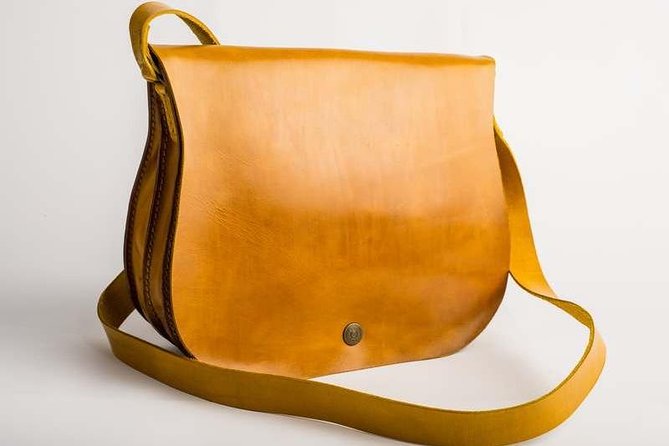 Leathercraft Workshop in the Rastro of Madrid - English-first instruction from an Irish-born leather teacher