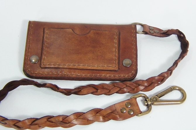 Leathercraft Workshop in the Rastro of Madrid - The class rhythm: small group energy and a creative break