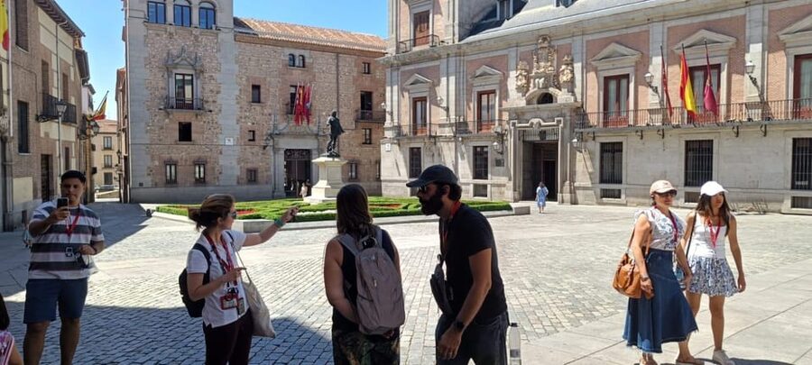 Madrid: 1.5-Hour City Highlights Guided Walking Tour - Neptune Fountain + The Prado Museum: Finishing With Art and Symbol