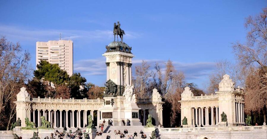 Madrid: 1.5-Hour Retiro Park Guided Walking Tour - Crystal Palace: More Than a Pretty Stop