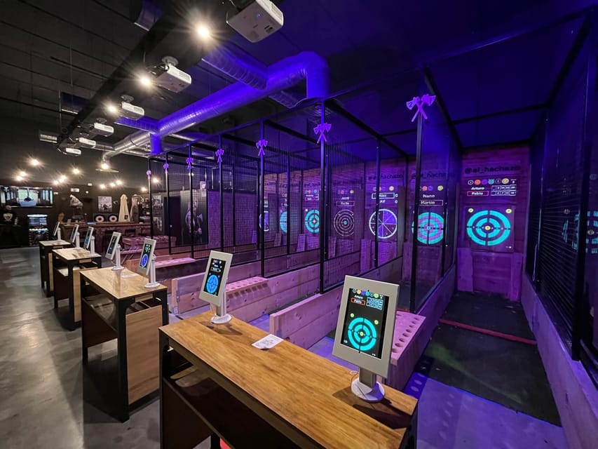 Madrid Atocha : Interactive Axe Throwing 1h - The interactive targets: where the games make it different