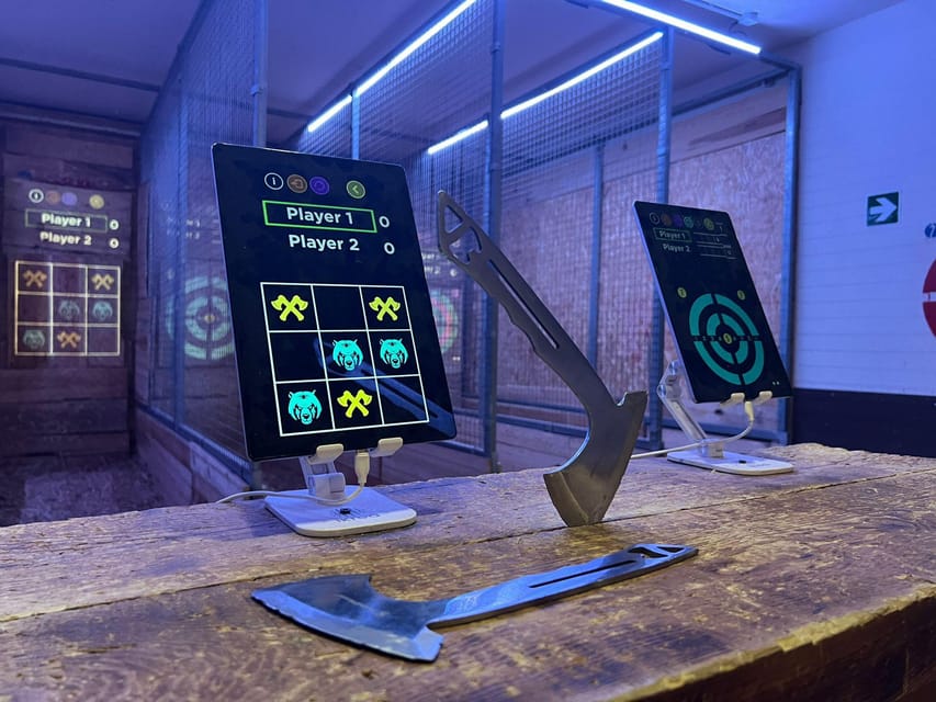 Madrid Atocha : Interactive Axe Throwing 1h - Team game or competitive mode: how your group will play