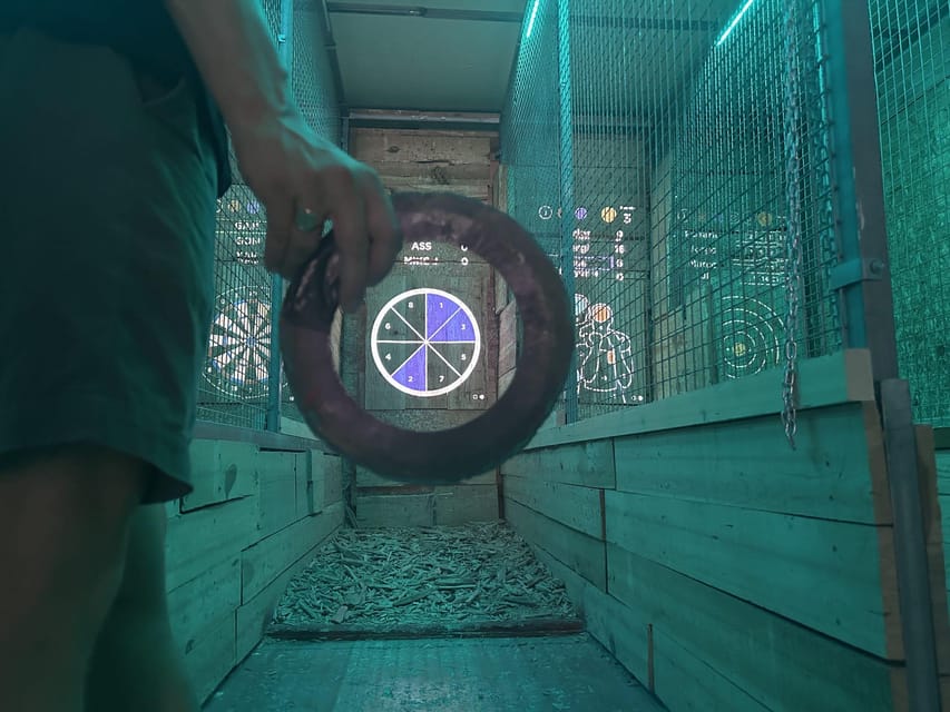 Madrid Atocha : Interactive Axe Throwing 1h - What happens first: getting your safety and technique dialed in