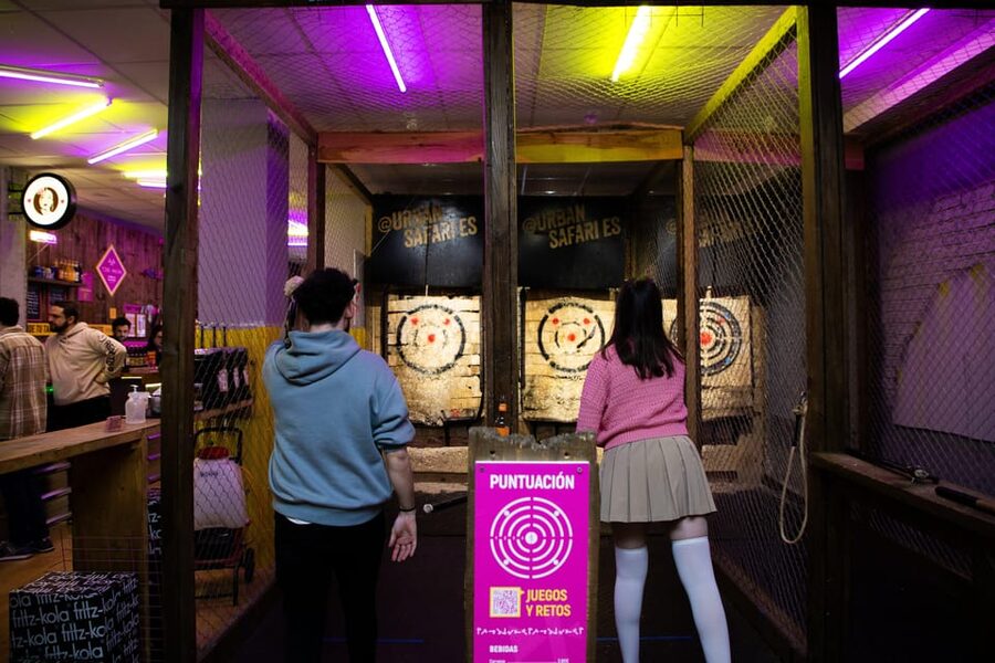 Madrid: Axe Throwing Challenge - Practice time: learning the motion before the scoring begins