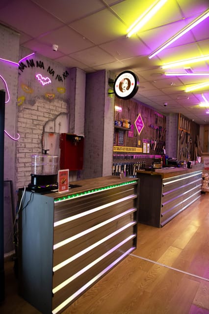 Madrid: Axe Throwing Challenge - Challenges and competition: how the game part keeps it friendly