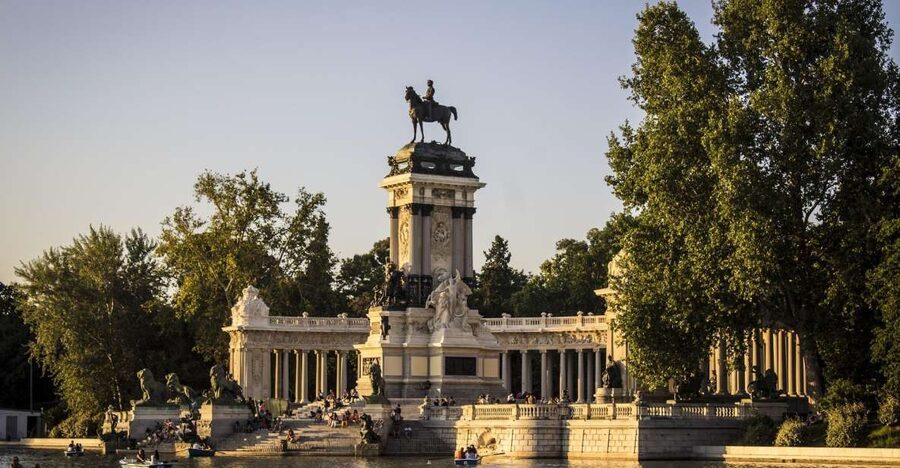 Madrid: Cibeles Rooftop & Retiro Park Guided Walking Tour - Cibeles Palace Rooftop Terrace Views Over Madrid and the Gran Vía