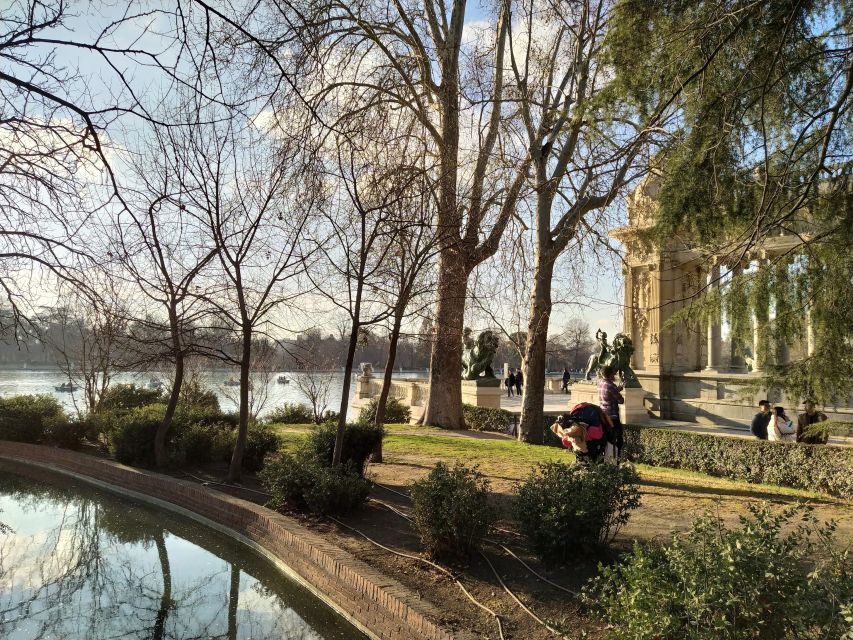 Madrid: Cibeles Rooftop & Retiro Park Guided Walking Tour - Inside Cibeles Palace: What You See and Why It Matters