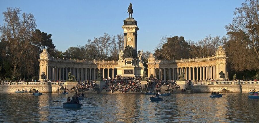 Madrid: Cibeles Rooftop & Retiro Park Guided Walking Tour - Logistics That Matter: Meeting Points, Group Pace, and Real Weather Reality