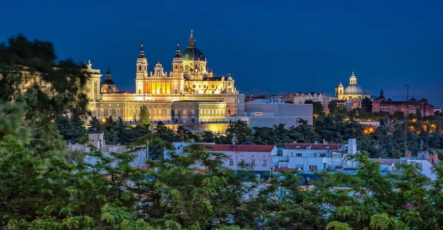 Madrid: City Highlights Guided Walking Tour - Meeting up near El Aleph and starting with the right energy