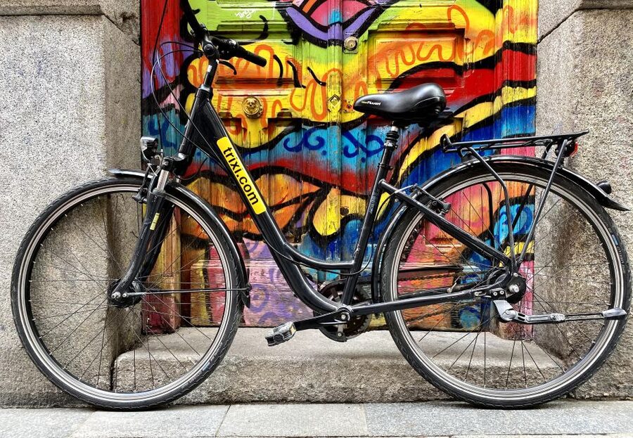 Madrid: City Highlights Private Bike Tour - El Barrio de Las Letras and the neighborhood-to-landmark flow