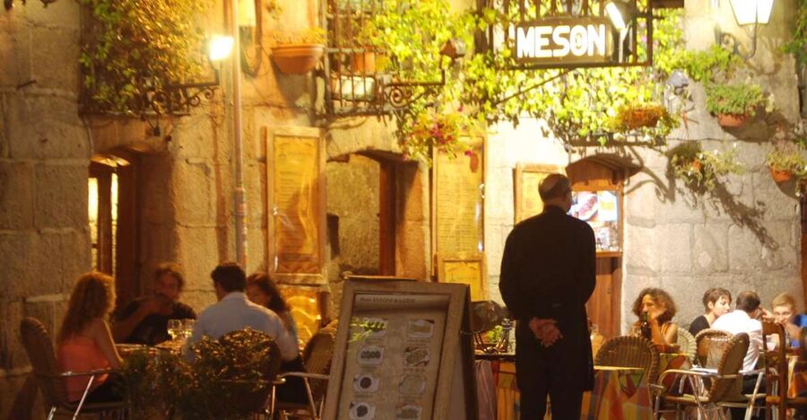 Madrid: Customized Night Tour with a Private Guide - Choosing Your Focus: Architecture, History, Fashion, and Current Affairs