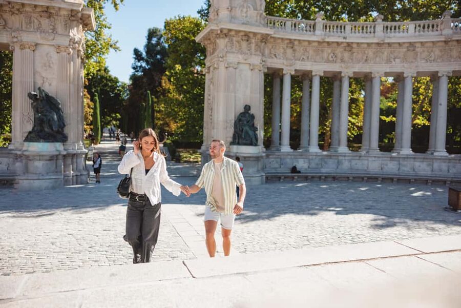 Madrid: El Retiro Park Private Photoshoot - Key things that make this photoshoot work
