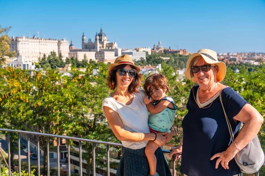 Madrid: El Retiro Park Private Photoshoot - Price and value: $70 per group up to 10