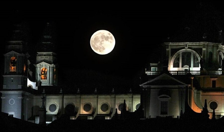 Madrid: Enchanted Evening Walking Tour in Spanish - Key things to know before you go