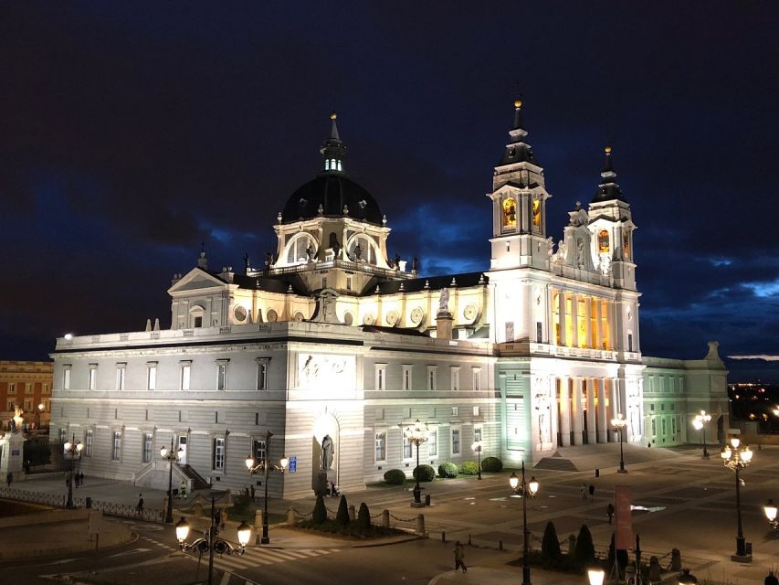 Madrid: Enchanted Evening Walking Tour in Spanish - Why a night tour of Madrid’s legends feels different than daytime sightseeing