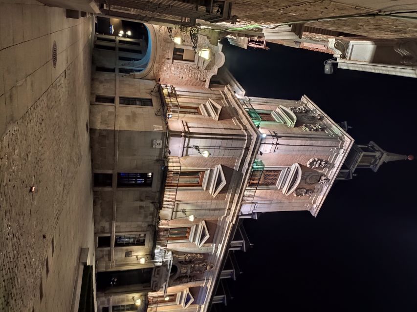 Madrid: Enchanted Evening Walking Tour in Spanish - How the 2-hour route works: short stops that keep the energy up