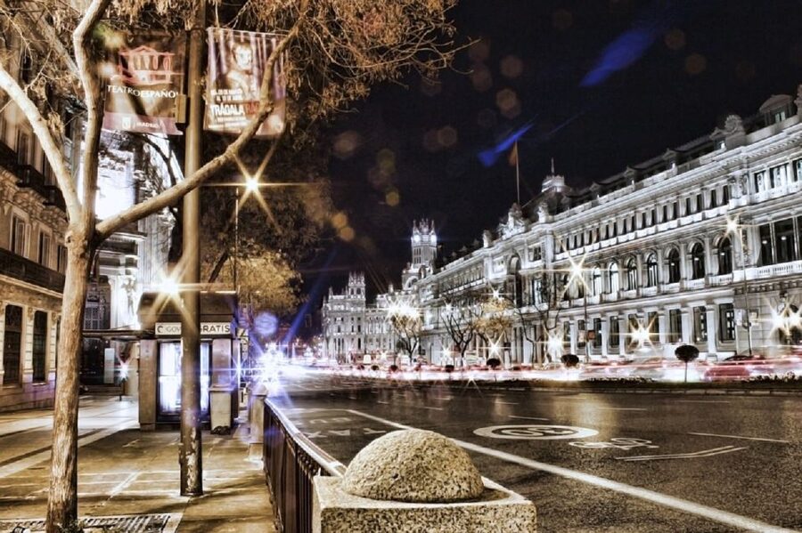 Madrid: Enchanted Evening Walking Tour in Spanish - Almudena Cathedral and Plaza de la Villa: when the guide connects buildings to story
