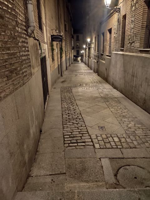 Madrid: Enchanted Evening Walking Tour in Spanish - Pasadizo de San Ginés: the corner that leans hardest into the spooky mood