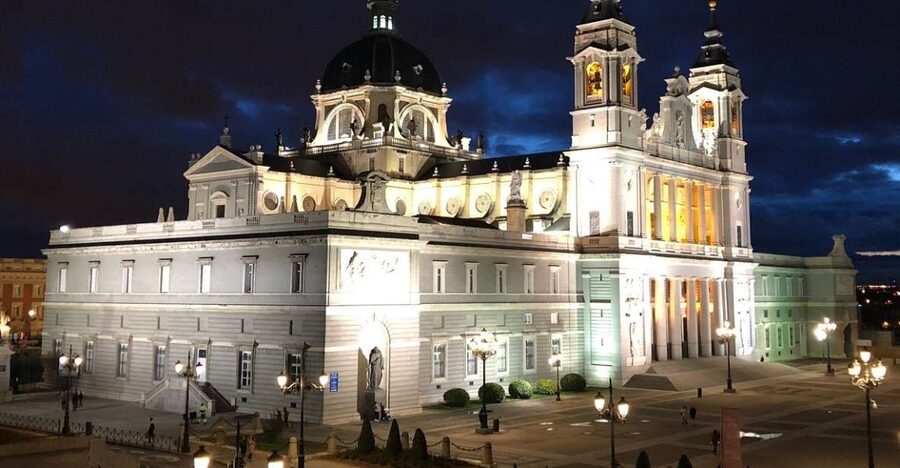 Madrid: Enchanted Evening Walking Tour in Spanish - Meeting at Naturanda Tourist Office and what the start means for your timing