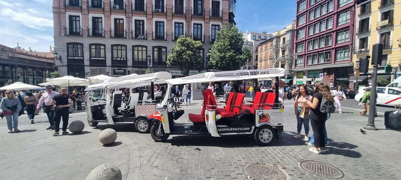 Madrid: Explore the City in an Electric Tuk Tuk - Retiro Park: lakes, Crystal Palace, and a slow-down moment